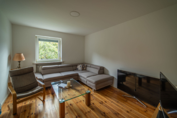 Wohnzimmer - Ihr neuer Firmensitz im Fichtelgebirge: Top-saniertes Wohnhaus mit großzügigen Hallenflächen im Mischgebiet