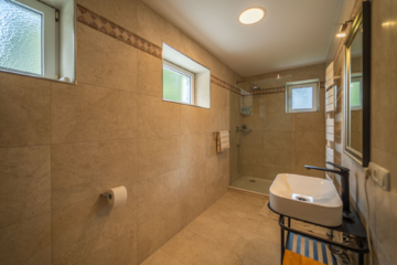 Badezimmer - Ihr neuer Firmensitz im Fichtelgebirge: Top-saniertes Wohnhaus mit großzügigen Hallenflächen im Mischgebiet