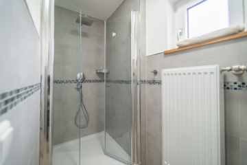 Dusche - Büro - Lager-/Produktionsstandort mit neuwertigem Büro & top-saniertem Wohnhaus in Wunsiedel im Mischgebiet