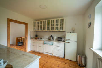 Küche - Ihr neuer Firmensitz im Fichtelgebirge: Top-saniertes Wohnhaus mit großzügigen Hallenflächen im Mischgebiet