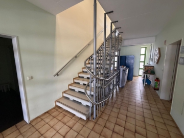 Treppenlift - Büro/Werkstatt flexibel nutzbar – Verwaltung, Produktion/Lager – Grst. 2.070 m² – NF ca. 613 m² – barrierearm