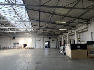 Innenansicht Halle - Attraktives Gewerbeareal mit Hallen, Freiflächen und Büro – Betriebswohnung optional