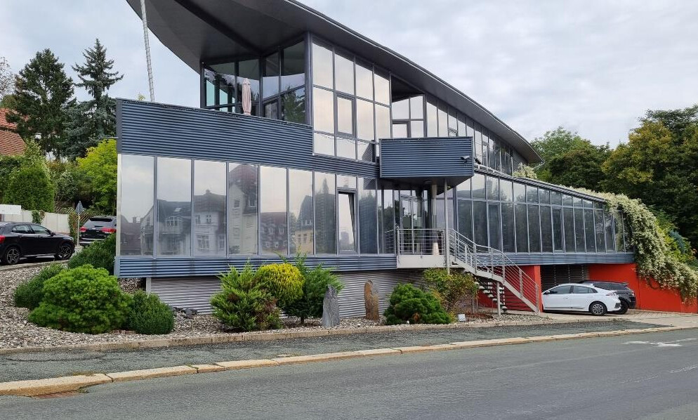 Außenansicht - Gewerbeobjekt in Plauen: modernes Praxishaus im Mischgebiet – BJ ca. 2000 – Nfl. ca. 400 m² – Grst. 1.480 m²