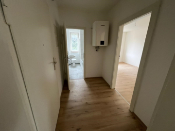 Flur - 3-Zimmer-Wohnung – in zentraler Lage von Hof – 1. Obergeschoss – PKW Stellplatz anmietbar – komplett renoviert