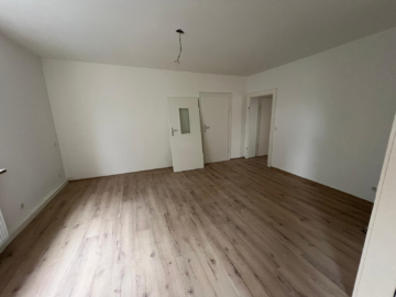 Zimmer 1 - 3-Zimmer-Wohnung – in zentraler Lage von Hof – 1. Obergeschoss – PKW Stellplatz anmietbar – komplett renoviert