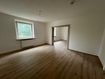 3-Zimmer-Wohnung – in zentraler Lage von Hof – 1. Obergeschoss – PKW Stellplatz anmietbar – komplett renoviert, 95030 Hof, Etagenwohnung