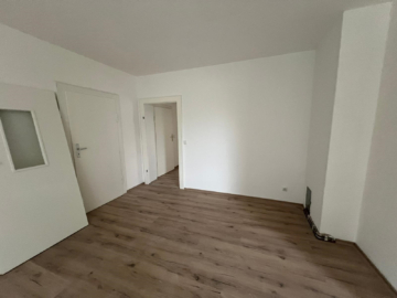 Zimmer 1 - 3-Zimmer-Wohnung – in zentraler Lage von Hof – 1. Obergeschoss – PKW Stellplatz anmietbar – komplett renoviert