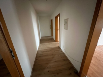 Bild - Großzügige 6-Zimmer-Dachgeschosswohnung mit zwei Bädern (Badewanne & Dusche) – 124,20 m² – Hof