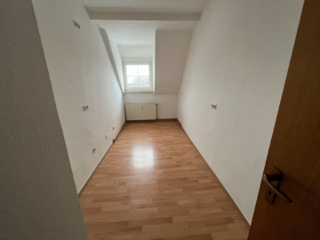 Bild - Großzügige 6-Zimmer-Dachgeschosswohnung mit zwei Bädern (Badewanne & Dusche) – 124,20 m² – Hof