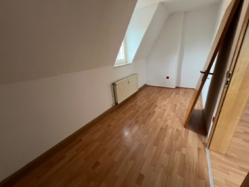 Bild - Großzügige 6-Zimmer-Dachgeschosswohnung mit zwei Bädern (Badewanne & Dusche) – 124,20 m² – Hof