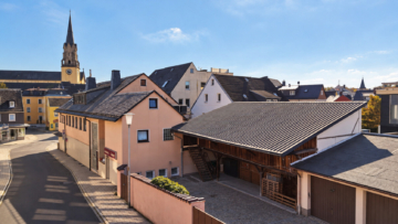 Attraktives sehr gepflegtes Wohn- und Geschäftshaus im Herzen von Selb – 3 Wohnungen – 4 Garagen, 95100 Selb, Haus