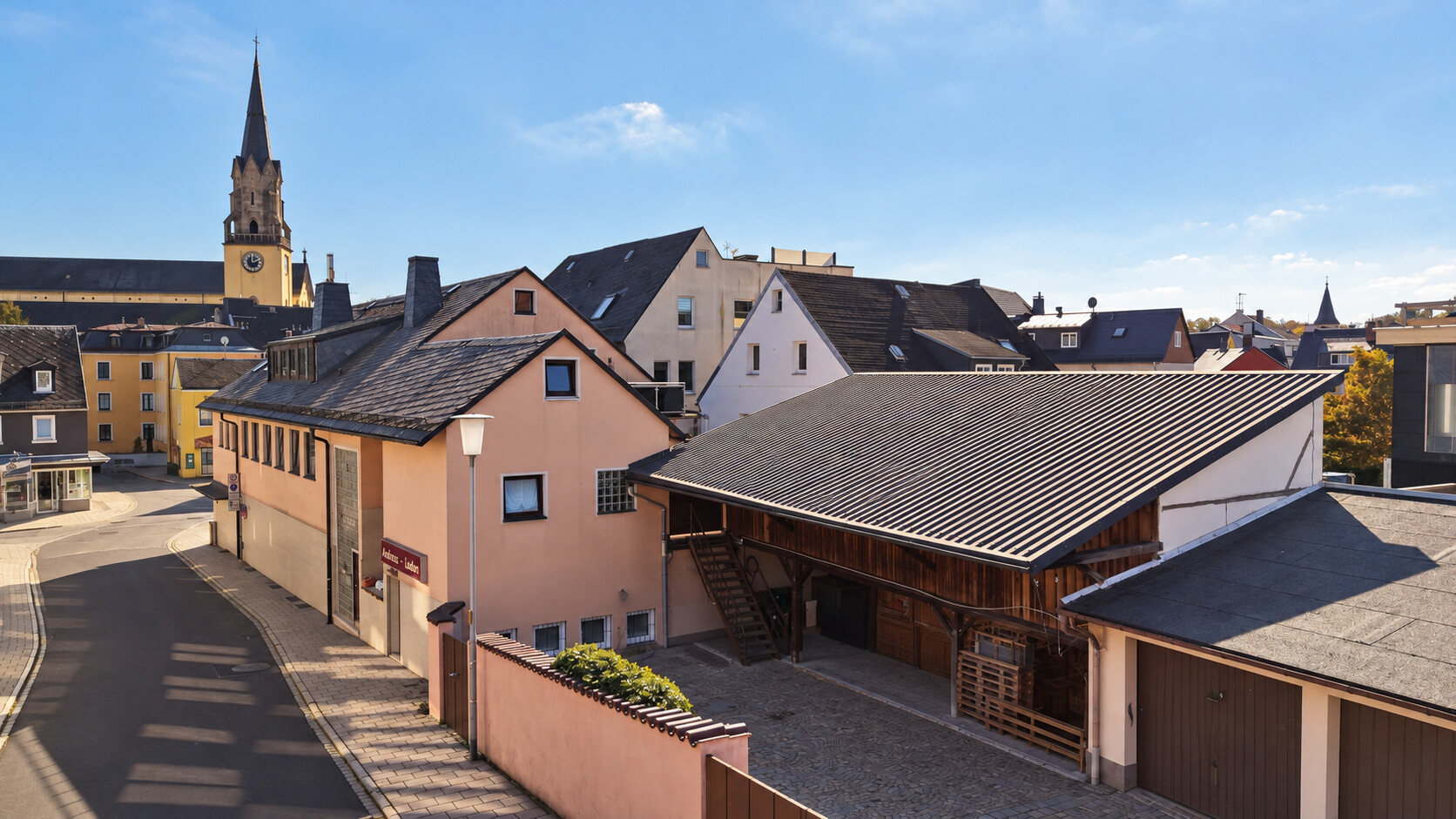 Drohnenaufnahme Ansicht - Attraktives sehr gepflegtes Wohn- und Geschäftshaus im Herzen von Selb – 3 Wohnungen – 4 Garagen