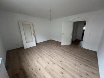 Bild - Zentrale 4-Zimmer-Wohnung mit Dachgeschosszimmern in Hof