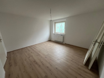 Bild - Zentrale 4-Zimmer-Wohnung mit Dachgeschosszimmern in Hof