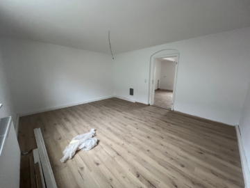 Bild - Zentrale 4-Zimmer-Wohnung mit Dachgeschosszimmern in Hof