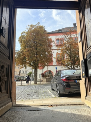 Außenansicht Eingang Seite - Historisches Stadthaus mit Wohn- & Gewerbeflächen in zentralster Lage von Hof – Denkmalgeschützt