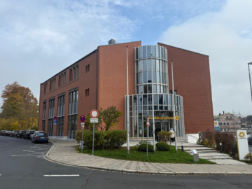 Barrierefrei mit Aufzug: Bürofläche in zentraler Lage in Selb (ca. 400 m²) – 1. OG – Tiefgarage, 95100 Selb, Bürohaus