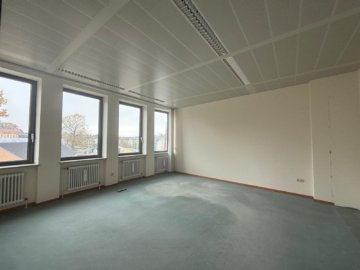 Bürofläche in zentraler Lage in Selb Gesamtfläche ca. 400 m² im 1. Obergeschoss – barrierefrei mit Aufzug – Tiefgarage – gute Erreichbarkeit, 95100 Selb, Bürohaus