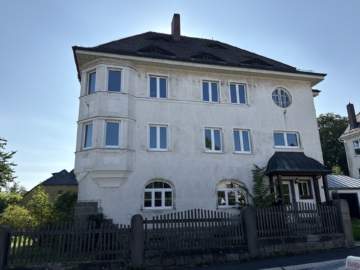 Schöne Villa im Sanierungsgebiet – Nutzfl. ca. 470 m² – Grst. ca. 1.050 m² – sanierungsbedürftig – Doppelgarage, 95158 Kirchenlamitz, Mehrfamilienhaus