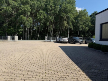 Parkfläche / Zufahrt - Lager-/Produktionshalle mit Büroanbau in Hof/Jägersruh