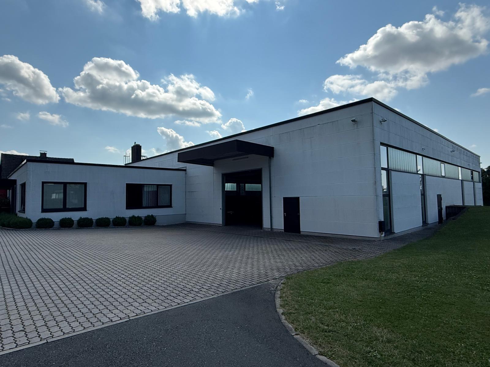 Vorderansicht - Lager-/Produktionshalle mit Büroanbau in Hof/Jägersruh