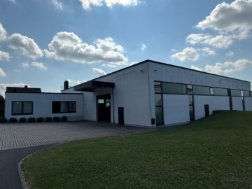 Vorderansicht - Lager-/Produktionshalle mit Büroanbau in Hof/Jägersruh