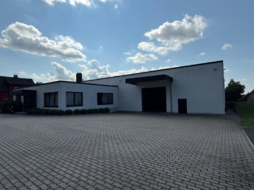 Vorderansicht - Lager-/Produktionshalle mit Büroanbau in Hof/Jägersruh