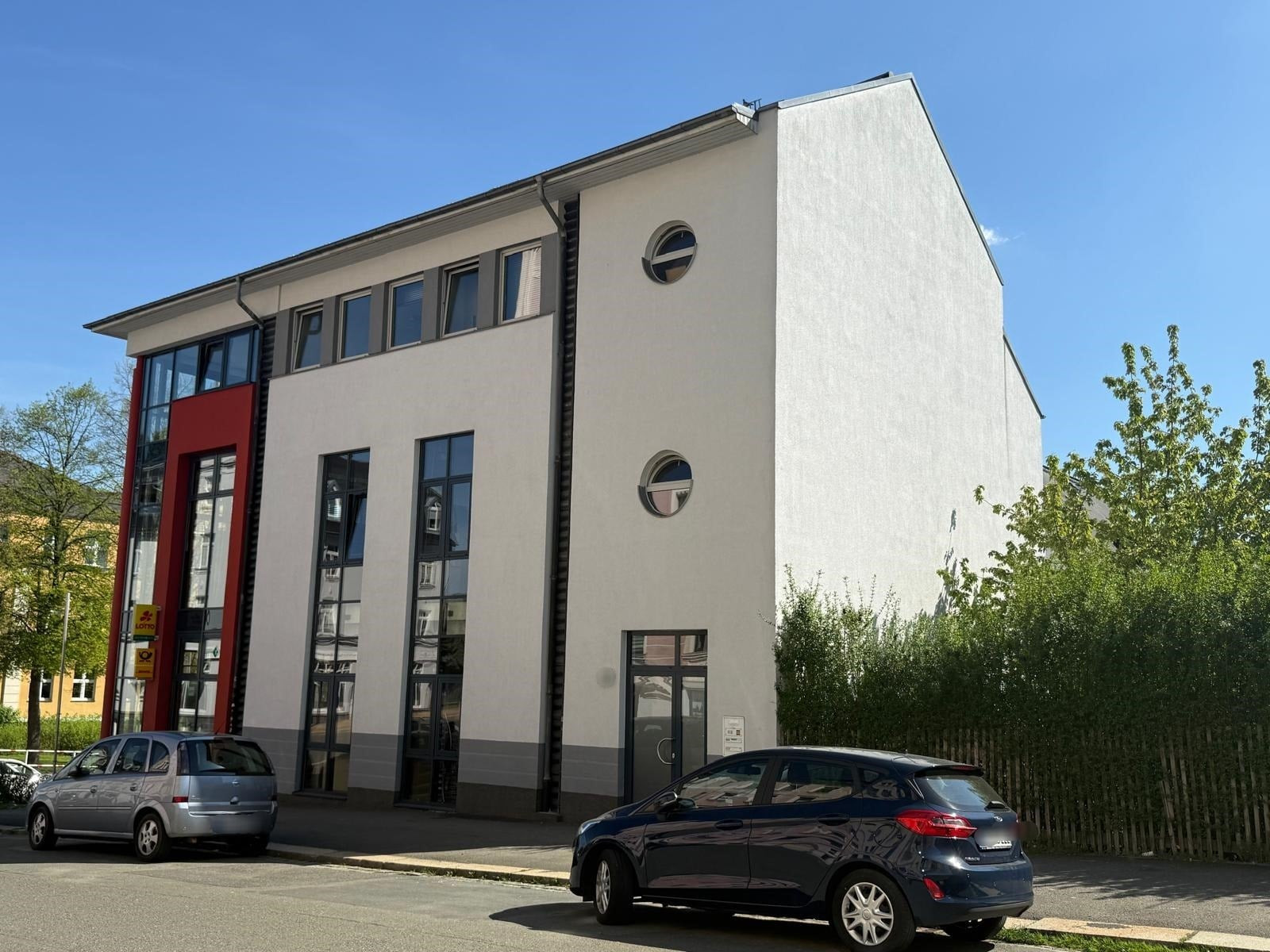 Vorderansicht - Moderne Gewerbeimmobilie mit hellen Verkaufs-/Büroflächen in Top-Lage – Betriebswohnung inklusive!