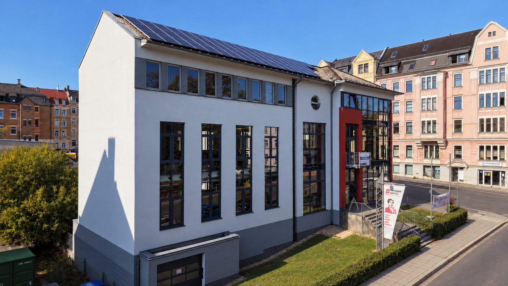 Drohnenaufnahme bearbeitet - Moderne Gewerbeimmobilie mit hellen Verkaufs-/Büroflächen in Top-Lage – Betriebswohnung inklusive!