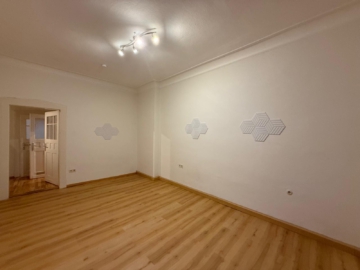 Bild - Zentrumsnahe 5-Zimmer-Wohnung (3. OG) in Hof – Süd-Balkon, Kellerabteil & Dachboden – ideal für WGs