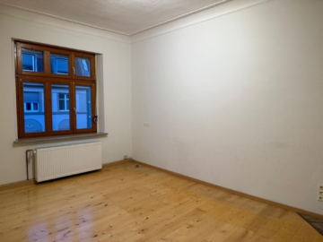 Bild - Zentrumsnahe 5-Zimmer-Wohnung (3. OG) in Hof – Süd-Balkon, Kellerabteil & Dachboden – ideal für WGs