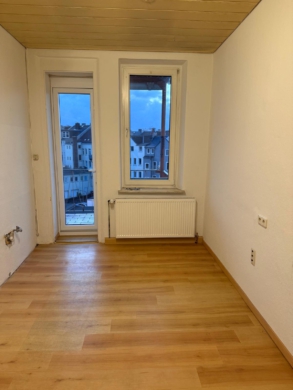 Küche mit Zugang zum Balkon - Zentrumsnahe 5-Zimmer-Wohnung (3. OG) in Hof – Süd-Balkon, Kellerabteil & Dachboden – ideal für WGs