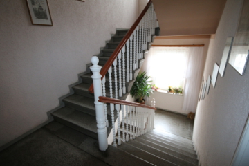Treppenhaus - Zentrumsnahe 5-Zimmer-Wohnung (3. OG) in Hof – Süd-Balkon, Kellerabteil & Dachboden – ideal für WGs