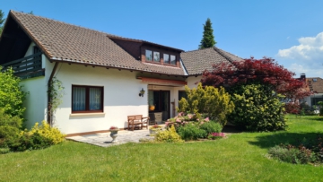 Großzügiges Wohnhaus mit Gästebereich in bester Wohnlage – Wohnfl. ca. 180 m² – Grst. 1.000 m² – vollunterkellert mit Kellerbar, Garten & Garage, 95182 Döhlau, Bungalow