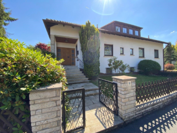 Eingang - Großzügiges Wohnhaus mit Gästebereich in bester Wohnlage – Wohnfl. ca. 180 m² – Grst. 1.000 m² – vollunterkellert mit Kellerbar, Garten & Garage