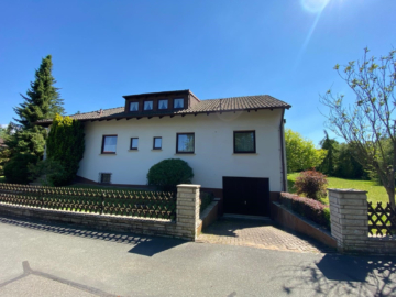 Zufahrt Garage - Großzügiges Wohnhaus mit Gästebereich in bester Wohnlage – Wohnfl. ca. 180 m² – Grst. 1.000 m² – vollunterkellert mit Kellerbar, Garten & Garage