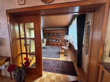 Zugang zum Wohnzimmer - Großzügiges Wohnhaus mit Gästebereich in bester Wohnlage – Wohnfl. ca. 180 m² – Grst. 1.000 m² – vollunterkellert mit Kellerbar, Garten & Garage