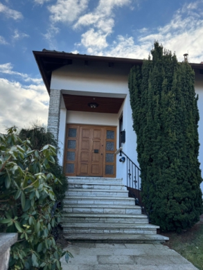 Eingang - Großzügiges Wohnhaus mit Gästebereich in bester Wohnlage – Wohnfl. ca. 180 m² – Grst. 1.000 m² – vollunterkellert mit Kellerbar, Garten & Garage