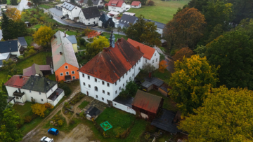 Drohnenaufnahme - Historisches Anlageobjekt mit Entwicklungspotenzial im Fichtelgebirge mit Wohn-, Gewerbe- und Ferienwohnungsoption