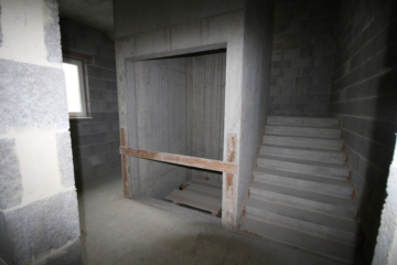 Treppenhaus, Aufzugsschacht - Im Zentrum von Rehau: Bestandsimmobilie ca. 857 m² Wohn-/Gewerbe-/Nutzfläche auf 743 m² Grundstück mit Innenhof und Parkplätzen wartet auf Fertigstellung – individuelle Nutzung