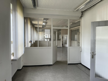Büroräume - Ehemaliges Bürogebäude (ca. 500 m²) – ideal als Lagerfläche – teilbar dank 2 separaten Eingängen