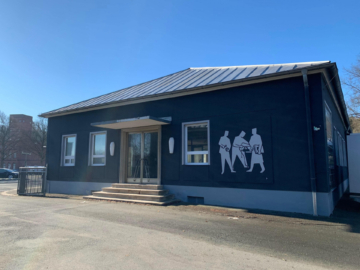 Haupteingang - Ehemaliges Bürogebäude (ca. 500 m²) – ideal als Lagerfläche – teilbar dank 2 separaten Eingängen