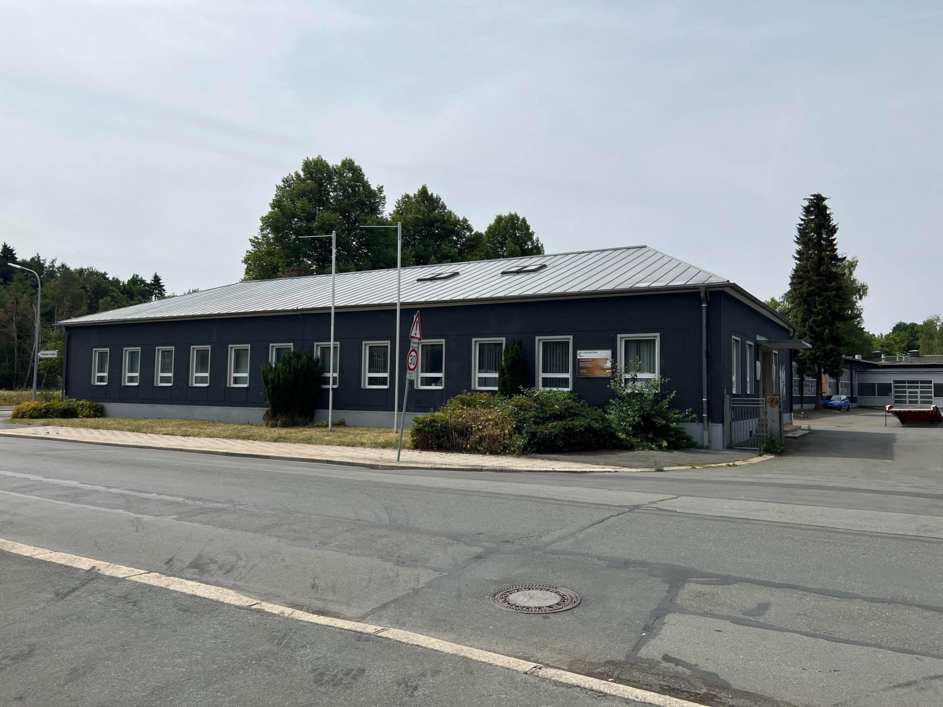 Außenansicht - Ehemaliges Bürogebäude (ca. 500 m²) – ideal als Lagerfläche – teilbar dank 2 separaten Eingängen