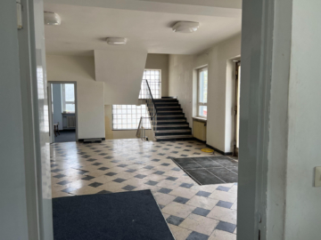 Eingangsbereich - Ehemaliges Bürogebäude (ca. 500 m²) – ideal als Lagerfläche – teilbar dank 2 separaten Eingängen