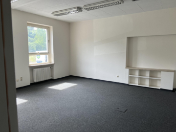 Büroraum EG - Ehemaliges Bürogebäude (ca. 500 m²) – ideal als Lagerfläche – teilbar dank 2 separaten Eingängen