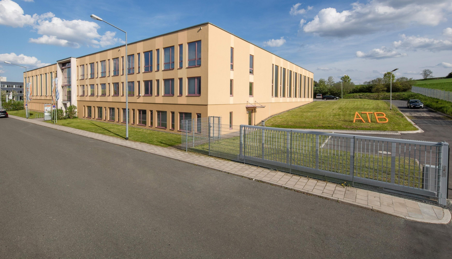 Außenansicht - Attraktive Büroräume in Hof/Haidt zur Anmietung (ca. 200 m²) – Mitbenutzung von Teeküche & Besprechungsraum