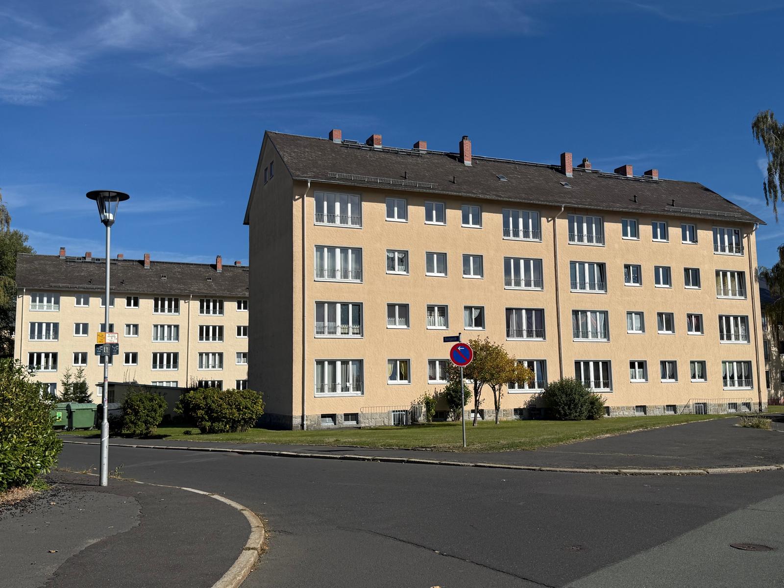 Titelbild - Solides Wohnimmobilienpaket: Acht Mehrfamilienhäuser mit Entwicklungspotenzial – 63 Wohnungen