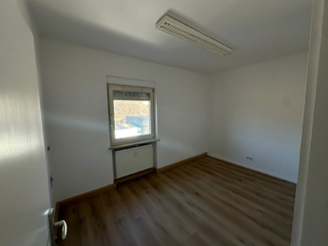 Abstellraum mit Waschmaschinenanschluss - Moderne 3-Zimmer-Wohnung (ca. 100 m²) mit neuer Einbauküche in Hof