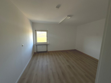 Schlafzimmer - Moderne 3-Zimmer-Wohnung (ca. 100 m²) mit neuer Einbauküche in Hof