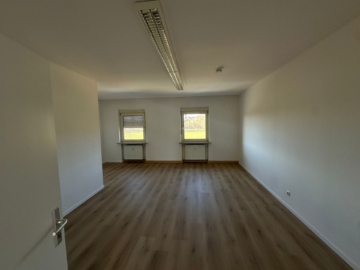 Moderne 3-Zimmer-Wohnung (ca. 100 m²) mit neuer Einbauküche in Hof, 95028 Hof, Etagenwohnung